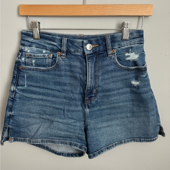 American Eagle Outfitters Stretch Curvy Denim Mom Short in Size 2 - Picture 2 of 5